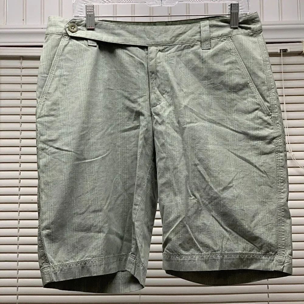 The North Face Walking/Hiking Shorts in Grayish/Green Size 10